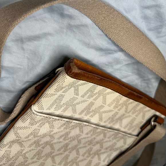 Michael Kors - Jet Set Crossbody Monogram Logo Side Purse Bag - White & Brown - Picture 9 of 10